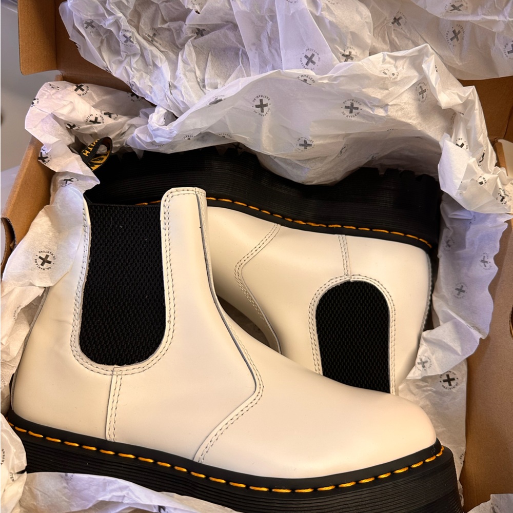 Dr. Martens 2976 Platform Chelsea Boot - White